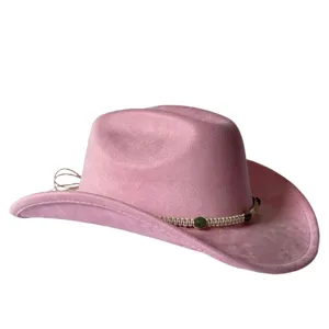 Cappello da cowboy western in camoscio rosa, dettaglio fedora rétro per donna e stile all'aperto.