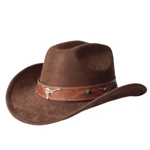 Primo piano del cappello da cowboy in camoscio marrone con dettaglio teschio di toro in metallo.