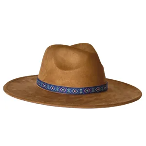 Detail van de bruine suède fedora hoed met blauwe geometrische geweven band en brede rand.