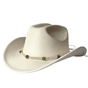 Dettaglio del cappello da cowboy beige con fascia intrecciata e perline verdi e argento.