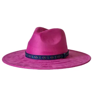 Detailopname van de roze fedora hoed met uniek geweven etnisch lint en zachte suède textuur.