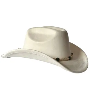 Primo piano dettaglio del cappello da cowboy, morbida pelle scamosciata con perline.