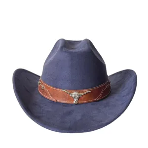 Dettaglio del cappello da cowboy western in camoscio con fascia in pelle e teschio di toro.