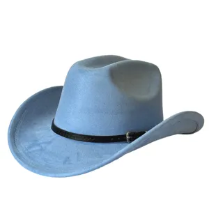 Dettaglio cappello cowboy western in finta camoscio azzurro, fedora tesa larga elegante.