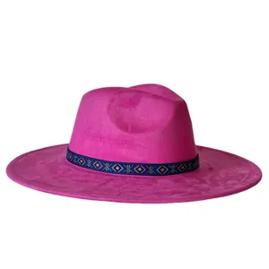 Roze suède fedora hoed met stijlvolle etnische patroonband voor dagelijks gebruik.
