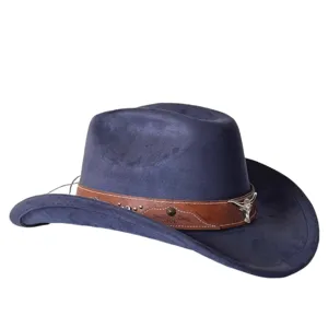 Primo piano del cappello da cowboy in camoscio blu scuro con fascia in pelle e decoro a testa di toro.