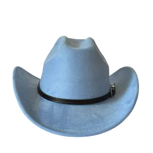 Dettaglio cappello da cowboy in camoscio blu con tesa curva e fascia nera con fibbia.