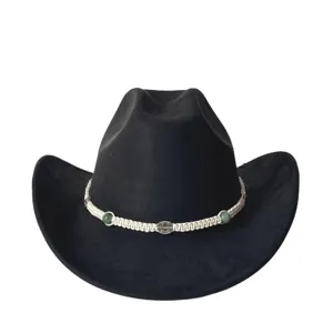Dettaglio cappello cowboy western in camoscio nero con fascia intrecciata e perle verdi.