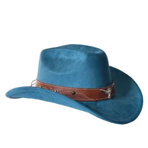 Primo piano dettaglio del cappello da cowboy western vintage in camoscio blu con teschio di toro.