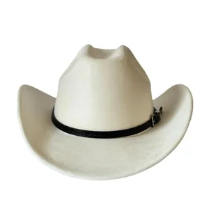 Dettaglio cappello da cowboy occidentale in camoscio bianco con fascia nera e fibbia in metallo.