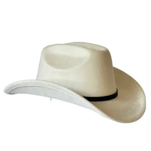 Primo piano sul dettaglio della tesa del cappello da cowboy in camoscio e cinturino.