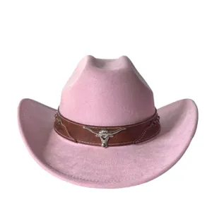 Cappello da cowboy occidentale in camoscio rosa con fascia in pelle marrone e cranio.