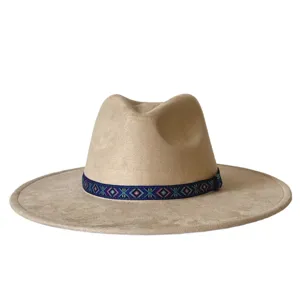 Detailopname van de beige vilten fedora hoed met een stijlvolle etnische patroonband.
