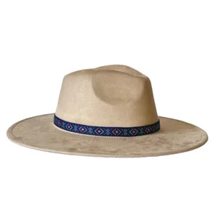 Retro suède fedora hoed detail, brede rand met etnisch geweven lint, vintage accessoire.
