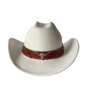Cappello da cowboy western in camoscio bianco con fascia in pelle marrone e testa di toro.
