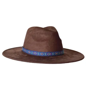 Gedetailleerde close-up van een bruine suède fedora hoed met brede rand en blauwe etnische band.