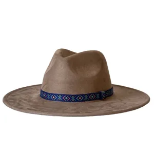 Gedetailleerd uitzicht op de retro suède fedora hoed met etnische geometrische band.