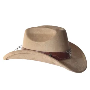 Vista dettagliata del cappello da cowboy western in camoscio cachi con testa di toro.