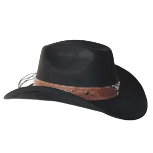 Vista dettagliata del cappello da cowboy occidentale nero con fascia in pelle marrone e decoro.