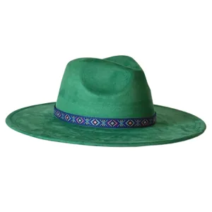 Groene suède fedora hoed detail, brede rand jazz pet met etnische geometrische band.