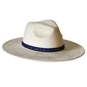 Detailopname van de gebroken witte suède fedora hoed met een stijlvolle etnische geweven band.