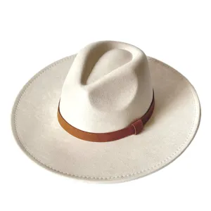 Chapeau feutre souple style Fedora à large bord en faux daim avec bande cuir marron.
