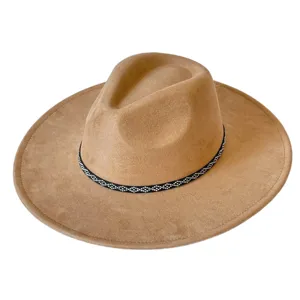 Vue détaillée du chapeau fedora en suédine camel avec élégante bande à motif géométrique.