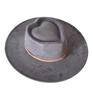 Chapeau fedora vintage gris en suédine avec couronne en forme de cœur et bande marron.
