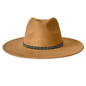 Vue détaillée du chapeau feutre marron, avec une élégante bande décorative cloutée.