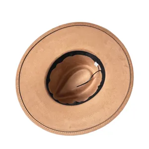 Détail chapeau feutre souple marron, calotte larme et bande anti-sueur noire.