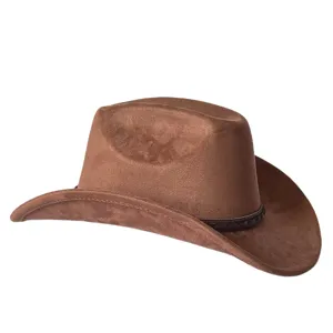 Dettaglio cappello da cowboy western in camoscio marrone, tesa larga risvoltata stile retro.