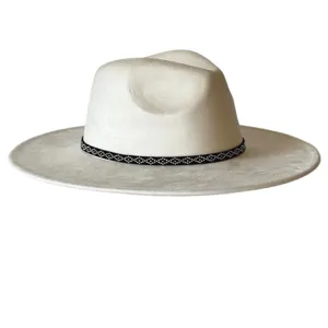 Chapeau fedora en daim à large bord avec bande à motifs pour un look rétro vintage chic.