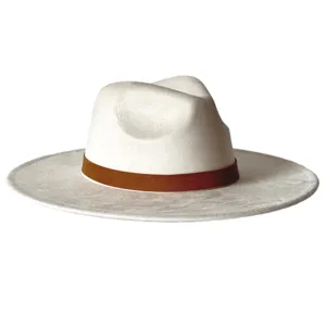 Gros plan détaillé du chapeau fedora blanc élégant avec sa bande de ceinture marron.