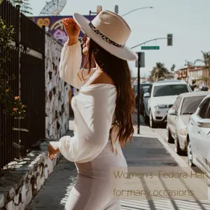 Sombrero fedora de lana con cinturón de estampado leopardo, estilo vintage británico elegante.