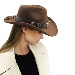 Gros plan détaillé du chapeau de cowboy western en feutre marron avec ceinture et taureau.