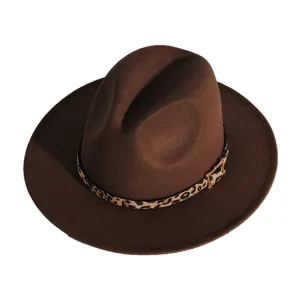 Sombrero fedora clásico de lana marrón con cinturón de leopardo y hebilla para mujeres y hombres.