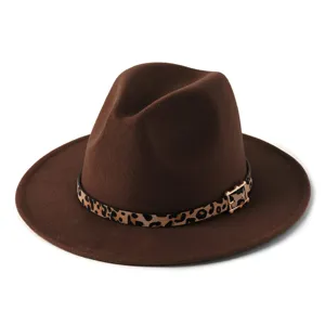 Primer plano del sombrero fedora marrón con un elegante cinturón de leopardo y hebilla dorada.
