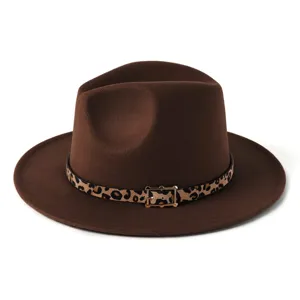 Primer plano detalle sombrero fedora de lana marrón con cinturón de leopardo y hebilla