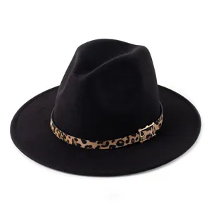 Vista detallada de un sombrero de lana negro con cinturón de leopardo chic y hebilla dorada.