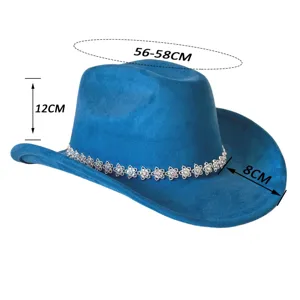 Dettaglio cappello cowboy western blu con fascia di fiori in strass scintillanti e tesa.
