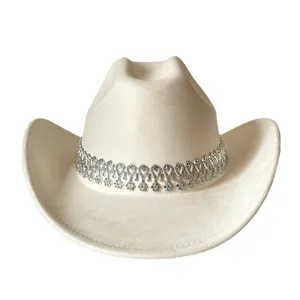 Détail en gros plan de la bande de franges en strass étincelante sur le chapeau blanc.