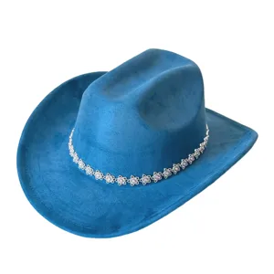 Vista ravvicinata del cappello da cowboy western in camoscio blu con splendida fascia di fiori strass.