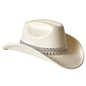 Détail du chapeau de cow-boy en daim avec strass, western scintillant pour fête et mariage.