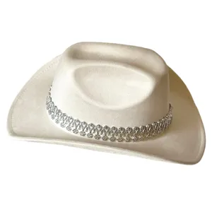 Gros plan détaillé du chapeau de cow-boy western en suédine blanche avec bande de strass.