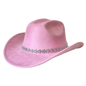 Cappello da cowboy in pelle scamosciata rosa con fiori di strass e tesa larga alla moda.