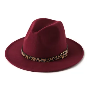 Sombrero fedora de lana burdeos con cinturón de leopardo y hebilla metálica dorada.