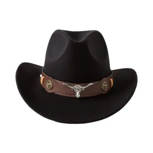 Gros plan sur le chapeau de cowboy occidental noir en laine avec ceinture en cuir et taureau.