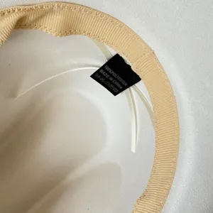 Vue détaillée de l'intérieur du chapeau de cow-boy avec doublure et étiquette de lavage.