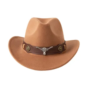Gros plan détail du chapeau de cowboy western en feutre marron avec ceinture et crâne.