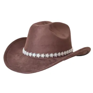 Primo piano dettagliato del cappello da cowboy in camoscio marrone con fascia di fiori in strass.